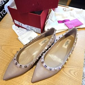 Valentino Garavani vitello leather ballerina flat.